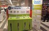La collecte des petits appareils électriques, téléphones mobiles et autres produits usagés passe au libre-service. Jusqu'à présent, les distributeurs avaient seulement l'obligation du « 1 pour 1 » : reprendre un vieil appareil pour l'achat d'un modèle sim