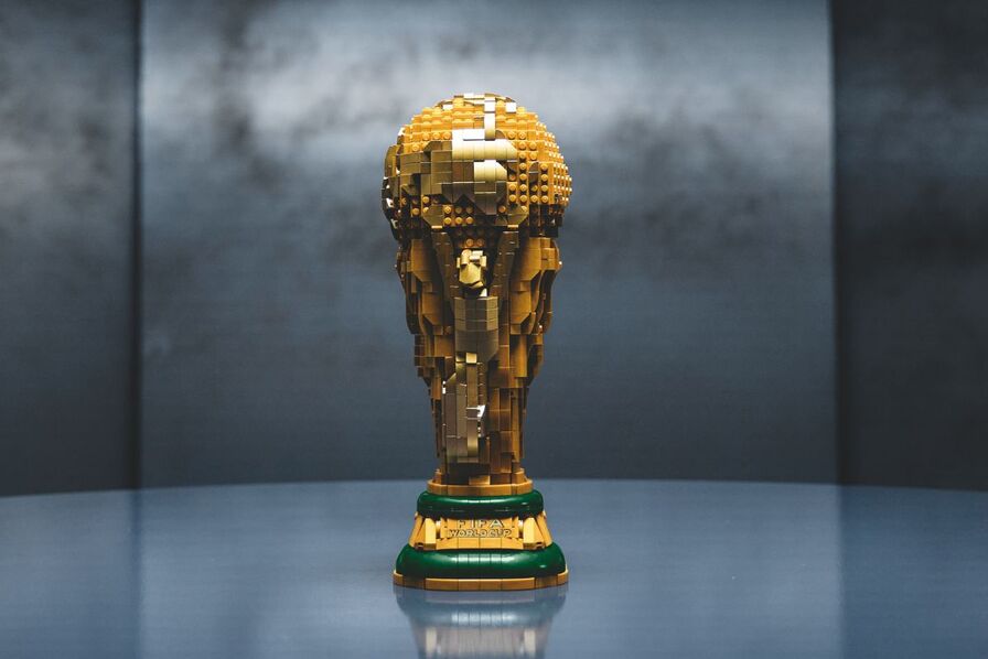 lego-lance-une-reproduction-taille-r-elle-de-la-coupe-du-monde-de
