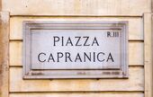 Plaques professionnelles sur mesure : comment améliorent-elles la communication des entreprises ?
