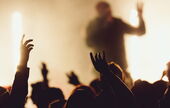 Marketing expérientiel : pourquoi les marques misent sur les concerts pour fidéliser leurs clients